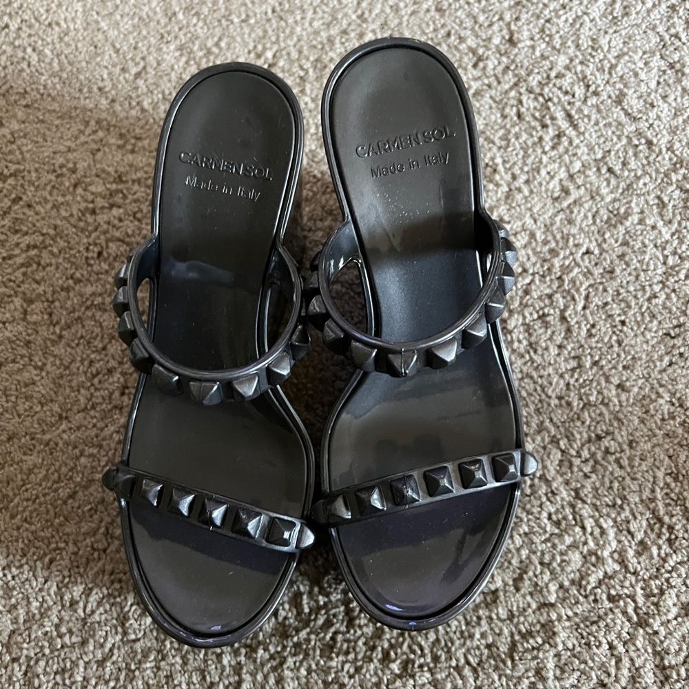 Carmen Sol Grey Platform